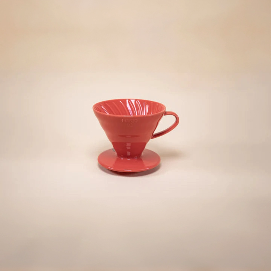 Hario V60 Ceramic Coffee Dripper 02 en Colores Clásicos Rojo