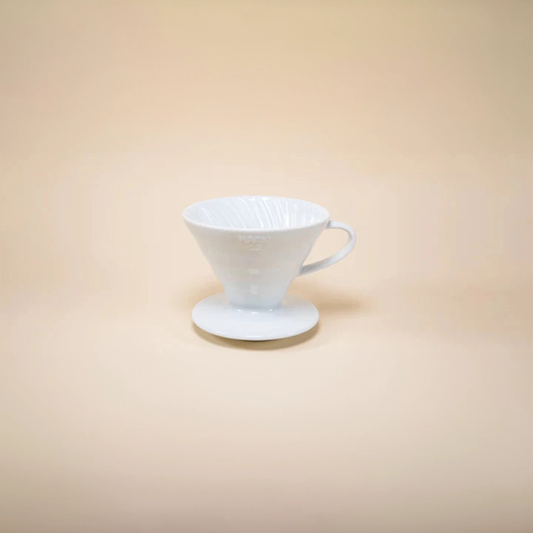 Hario V60 Ceramic Coffee Dripper 02 en Colores Clásicos Blanco