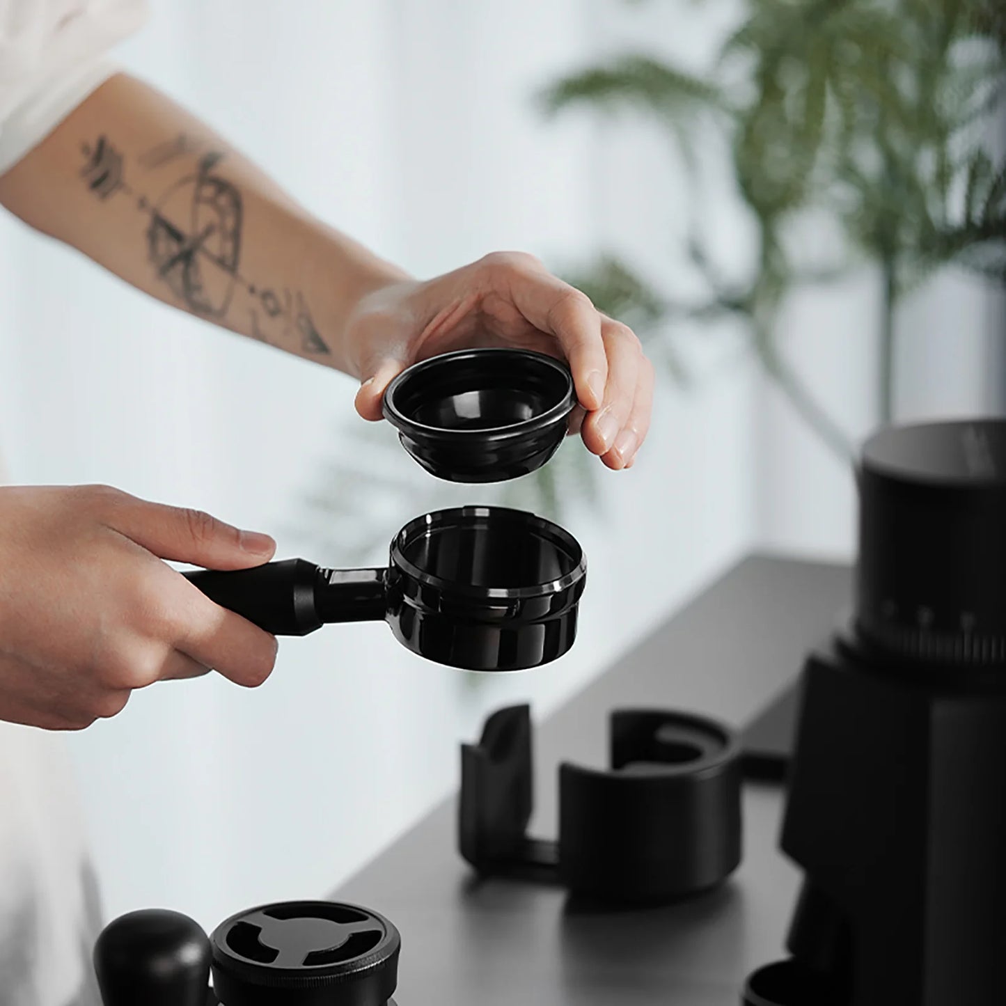 Portafiltro sin fondo MHW-3BOMBER Astra 54mm para Breville — mango negro – vista 2