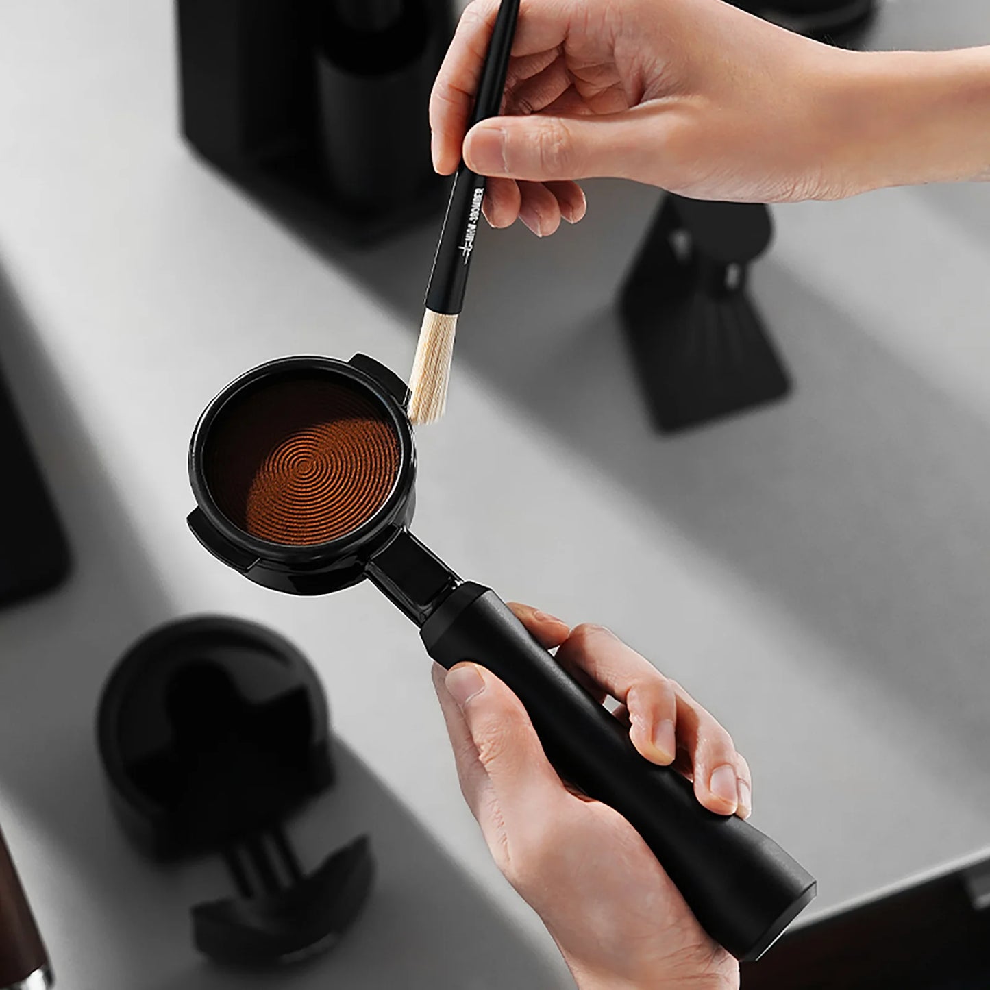 Portafiltro sin fondo MHW-3BOMBER Astra 54mm para Breville — mango negro – vista 3