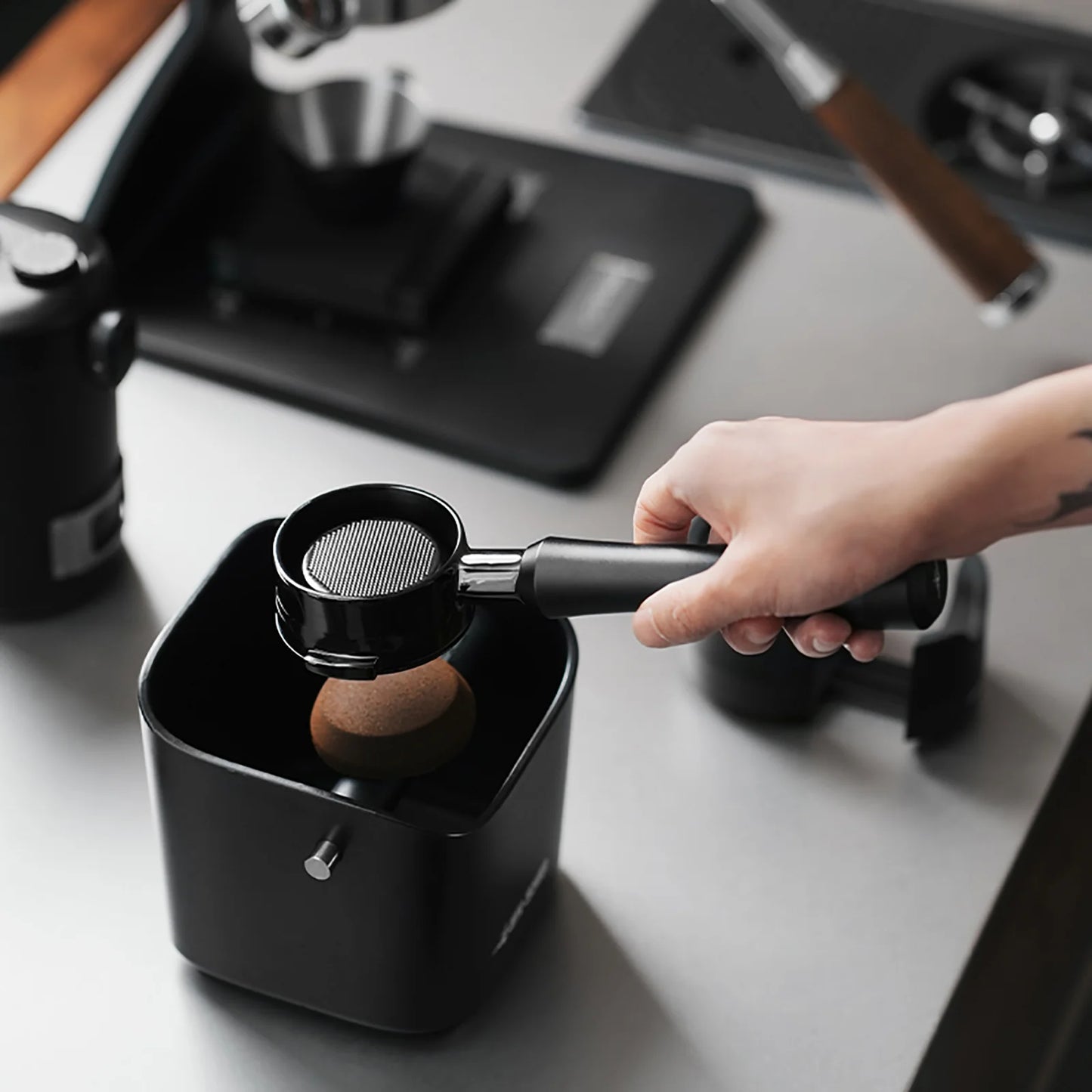 Portafiltro sin fondo MHW-3BOMBER Astra 54mm para Breville — mango negro – vista 6