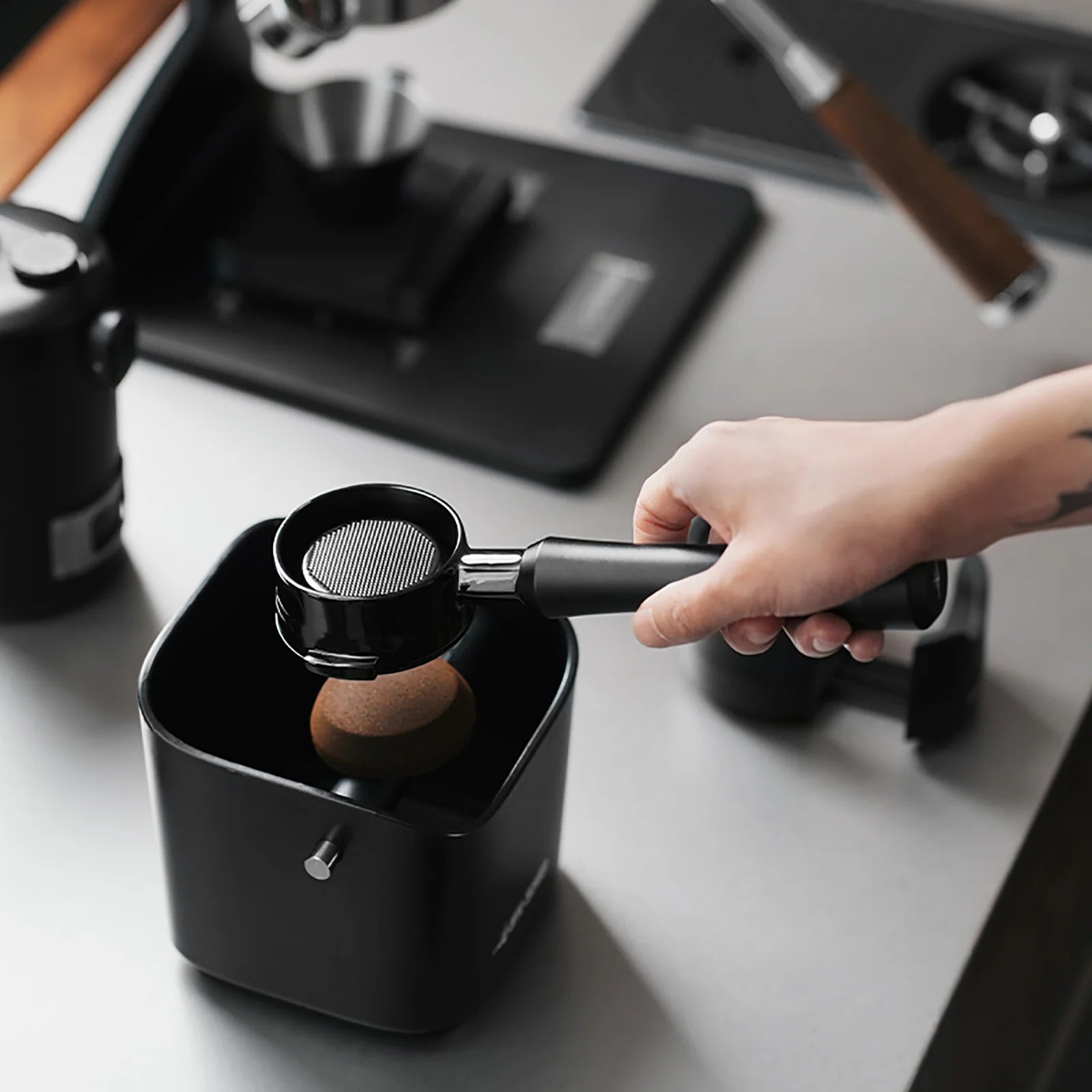 Portafiltro sin fondo MHW-3BOMBER Astra 54mm para Breville — mango negro – vista 6