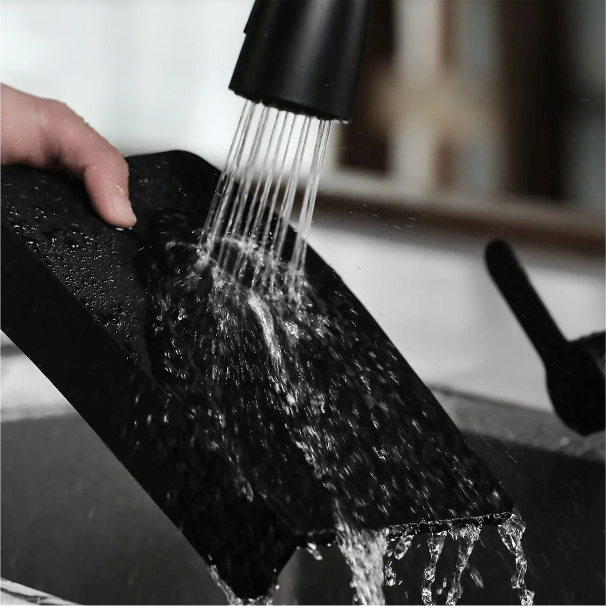 Tapete de silicona MHW-3BOMBER 235x145mm negro enjuagado bajo el chorro de agua