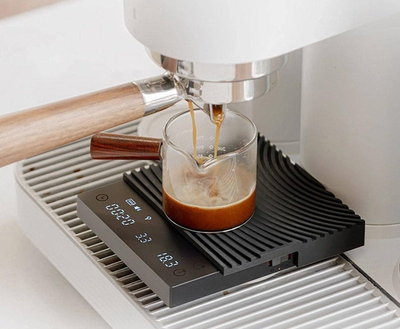 Báscula TIMEMORE Black Mirror Basic 3 pesando un espresso en extracción