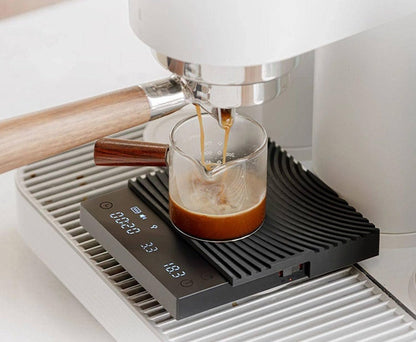 Báscula TIMEMORE Black Mirror Basic 3 pesando un espresso en extracción