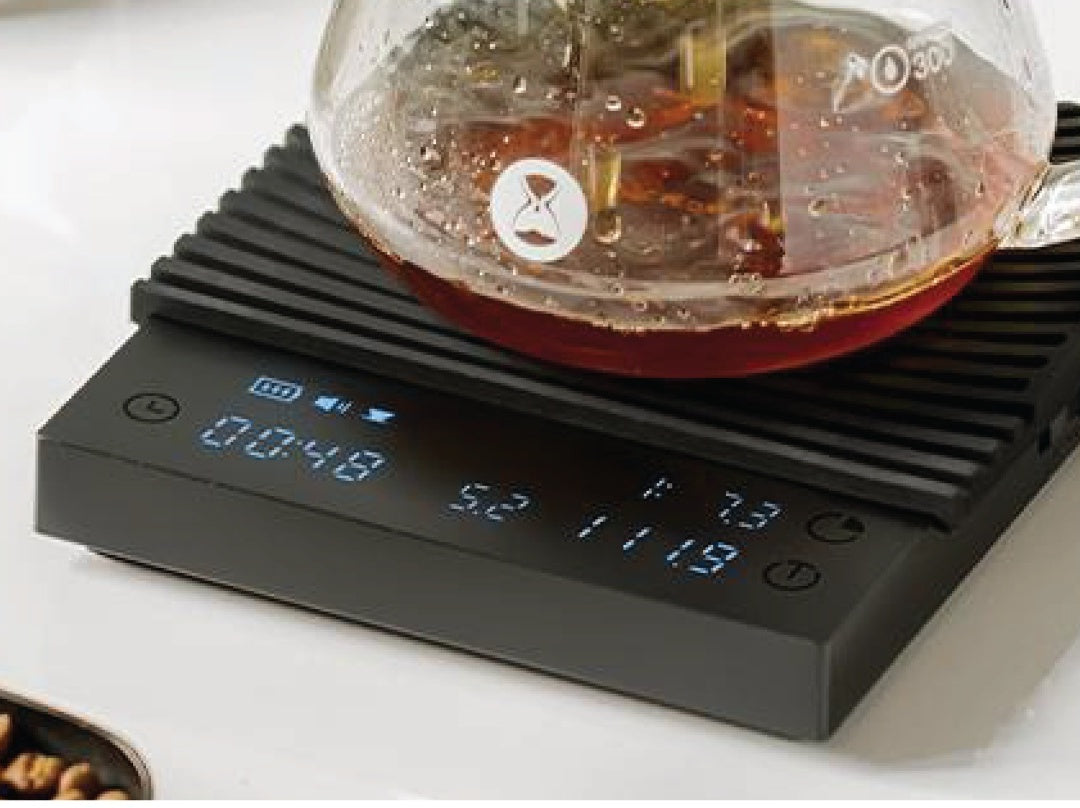 Báscula TIMEMORE Black Mirror Basic 3 en preparación pour-over con servidor de vidrio