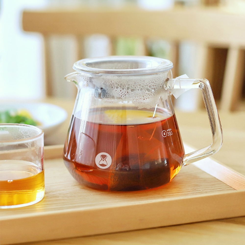 TIMEMORE Coffee Server 360 ml con tapa de vidrio y marca de 300 ml sobre charola de madera