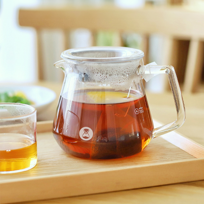 TIMEMORE Coffee Server 360 ml con tapa de vidrio y marca de 300 ml sobre charola de madera