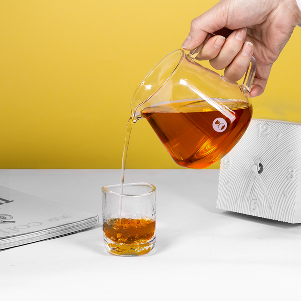 TIMEMORE Coffee Server 360 ml sirviendo café en un vaso de vidrio