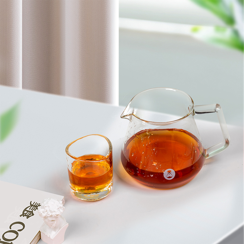 TIMEMORE Coffee Server 360 ml con café junto a un vaso sobre una mesa blanca