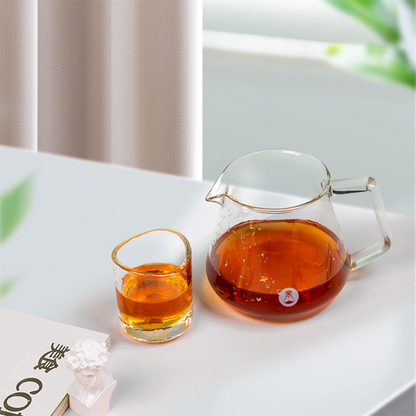 TIMEMORE Coffee Server 360 ml con café junto a un vaso sobre una mesa blanca